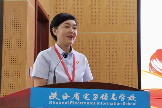 校長魏萍作學校工作報告.jpg