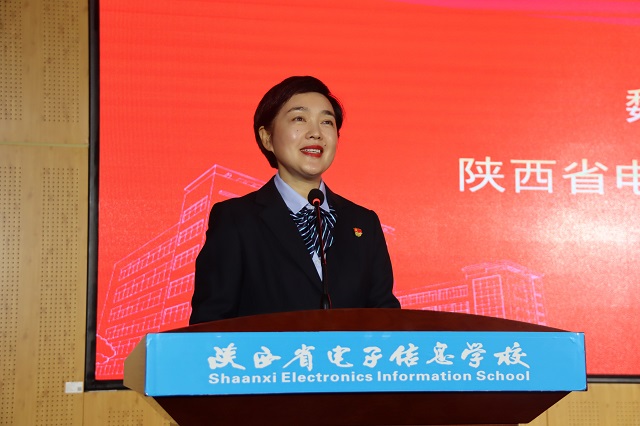 我校校長魏萍主持大會.jpg