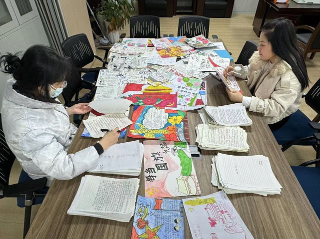思政教研組教師們評審評審學生作品 - 副本.jpg