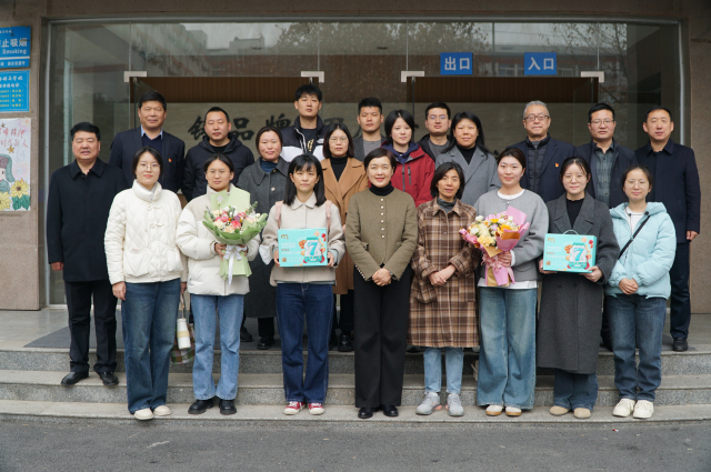 校領(lǐng)導(dǎo)班子為女教職工送上鮮花和祝福.jpg