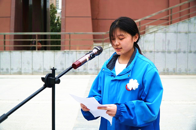 學(xué)生代表張淑鈺發(fā)言.jpg