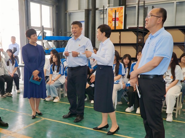 咸陽市秦都區職業教育中心一行參觀我校實訓場所 - 副本(1).jpg
