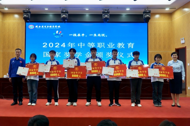 國家高級技師徐立平和校長魏萍為獲獎學(xué)生頒發(fā)榮譽(yù)證書(1).jpg