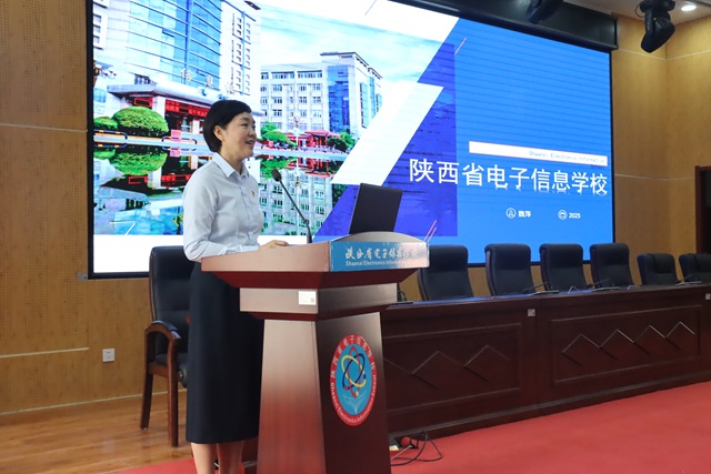 校長(zhǎng)魏萍介紹學(xué)校辦學(xué)特色.jpg