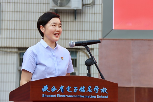 校長魏萍向邁向成年的學生致以誠摯的祝賀.jpg