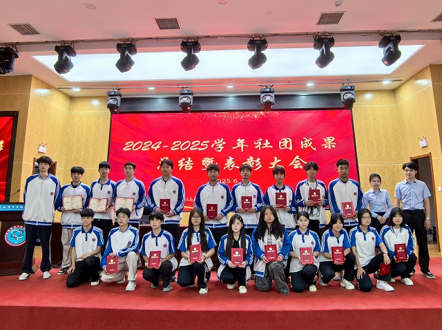 與會(huì)老師為獲獎(jiǎng)集體和個(gè)人頒發(fā)獎(jiǎng)狀 - 副本.jpg