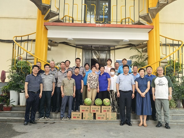 1751976564290284.jpg 校領(lǐng)導(dǎo)慰問一線教職工.jpg