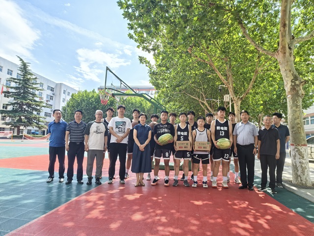 1751976607503682.jpg 校領(lǐng)導(dǎo)看望積極備戰(zhàn)第四屆中國中等職業(yè)學(xué)校籃球錦標(biāo)賽的師生.jpg