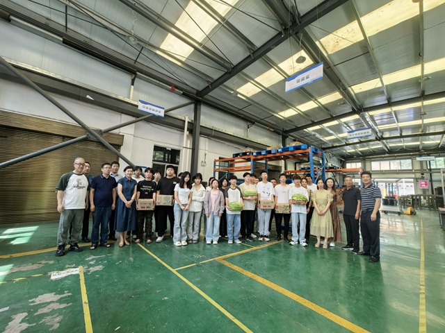 1751976641665552.jpg 校領(lǐng)導(dǎo)慰問正在訓(xùn)練的世界技能大賽參賽師生.jpg