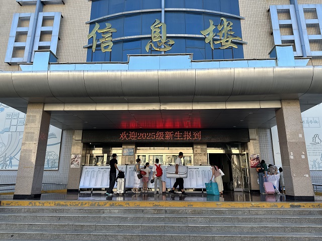 1755590379771509.jpg 新生和家長查看分班信息.jpg