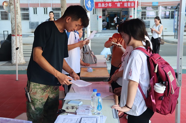 1755590402808149.jpg 新生在班主任處登記報到.jpg