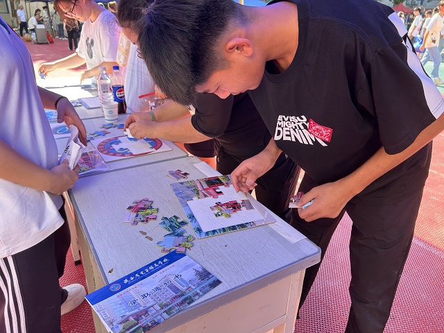 1755590428315841.jpg 新生參加迎新互動活動.jpg