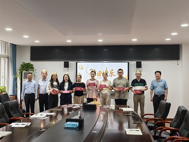 1757035498908843.jpg 校領導與過集體生日老師合影.jpg