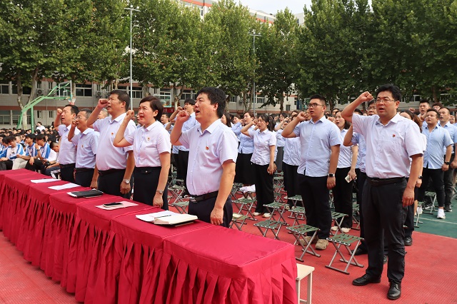 1757486193171275.jpg 全體教師重溫人民教師誓詞.jpg