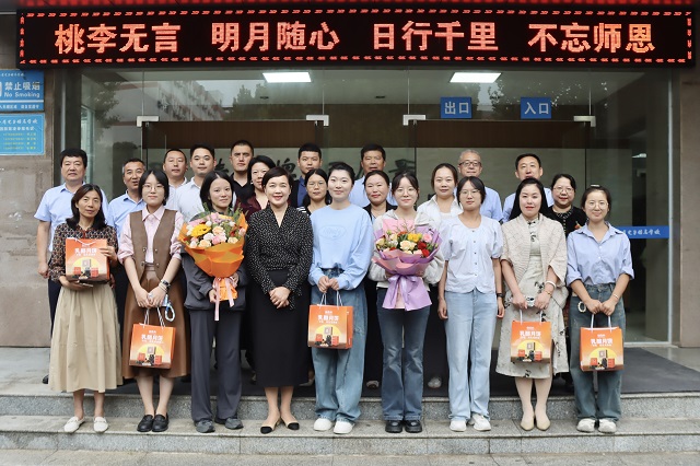 1757486296845929.jpg 校領(lǐng)導(dǎo)慰問(wèn)一線教職工.jpg