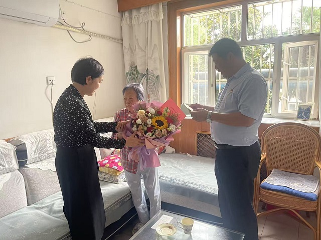 1757486315447644.jpg 校領(lǐng)導(dǎo)慰問(wèn)離退休教職工.jpg