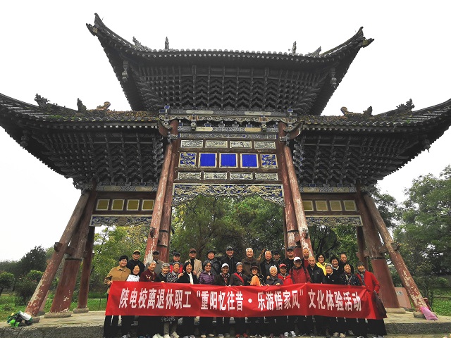 1761726526406906.jpg 退休教職工合影.jpg